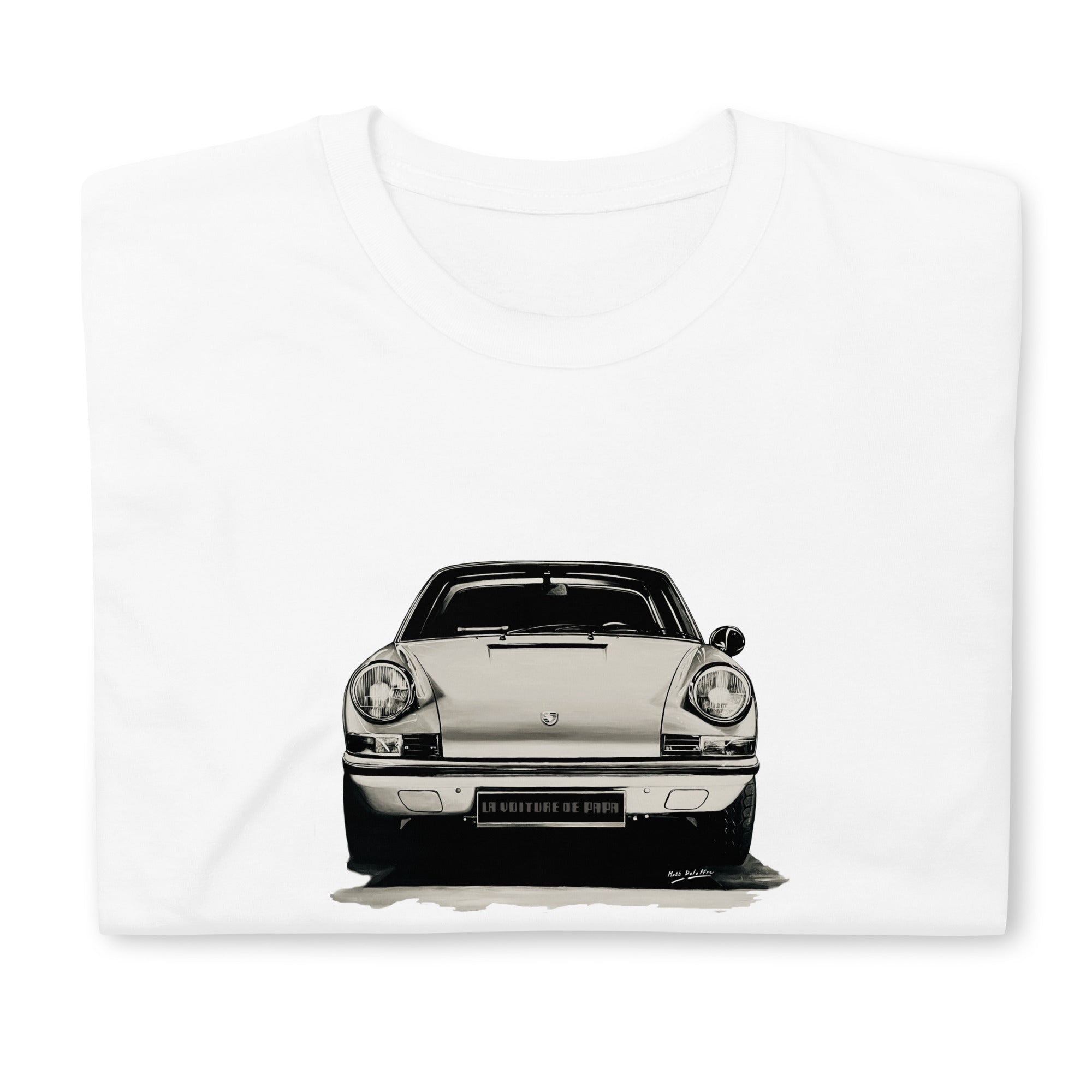 T-shirt blanc plié avec au milieu une illustration de la Posche 911 "Flat-6"