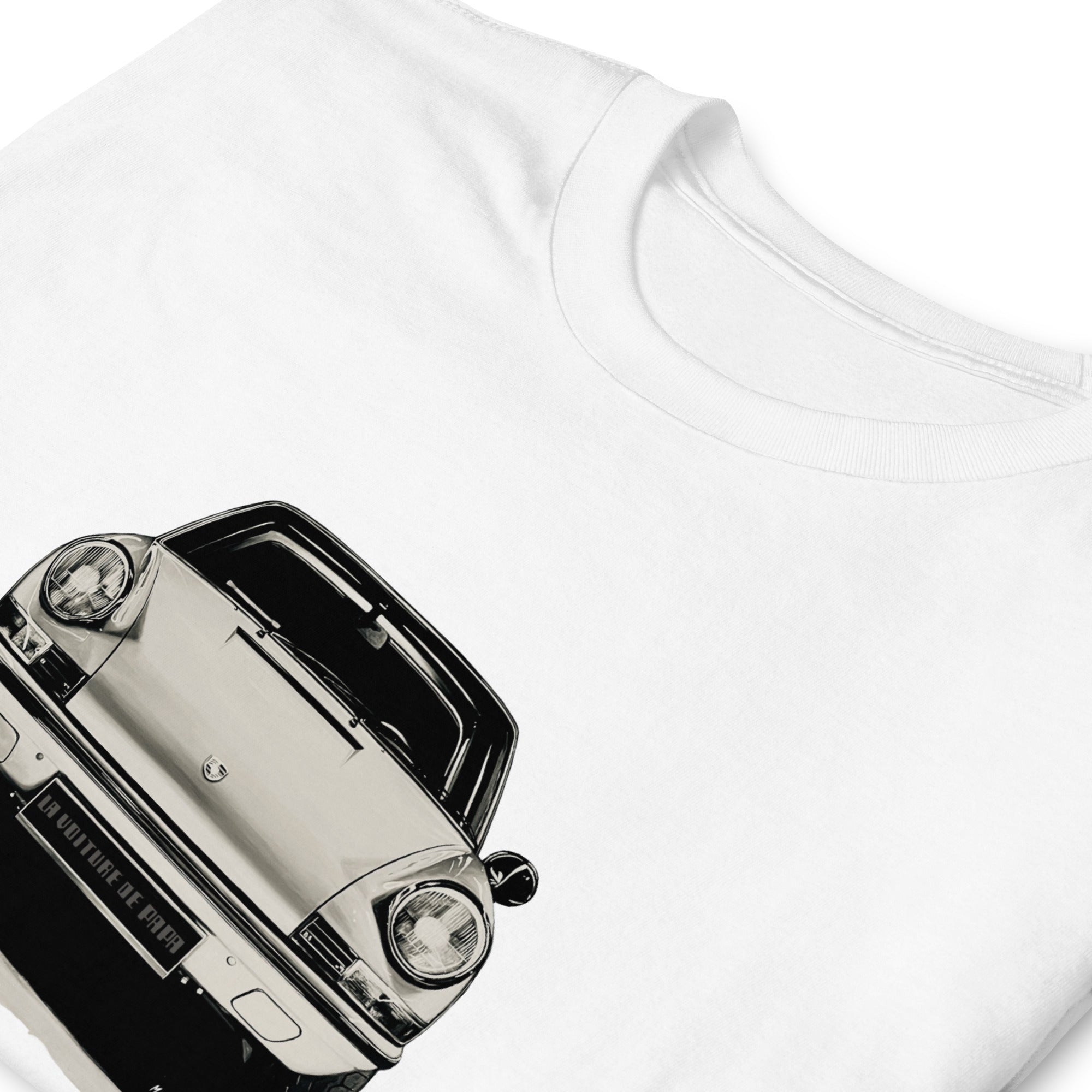 T-shirt blanc avec au milieu une illustration de la Posche 911 "Flat-6", zoom sur le motif