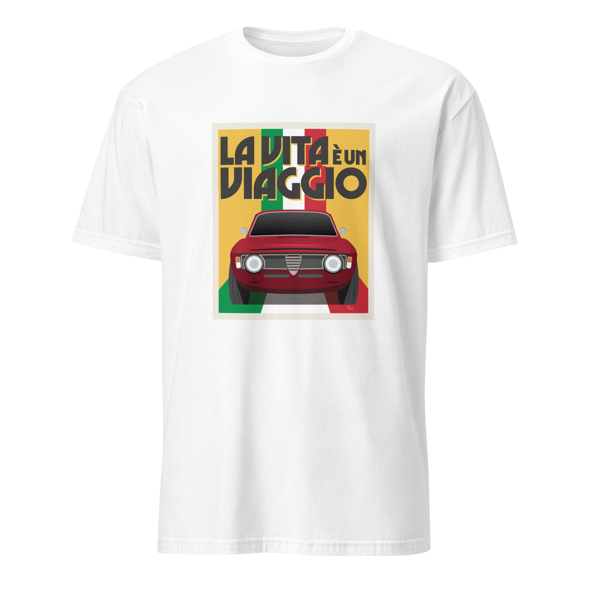 T-shirt blanc avec au milieu une illustration type affiche "La Vita à un Viaggio" reprensentant une Alfa Romeo Giulia GT sur fond jaune de face roulant sur un drapeau italien qui par du fond pour se fondre sous la voiture