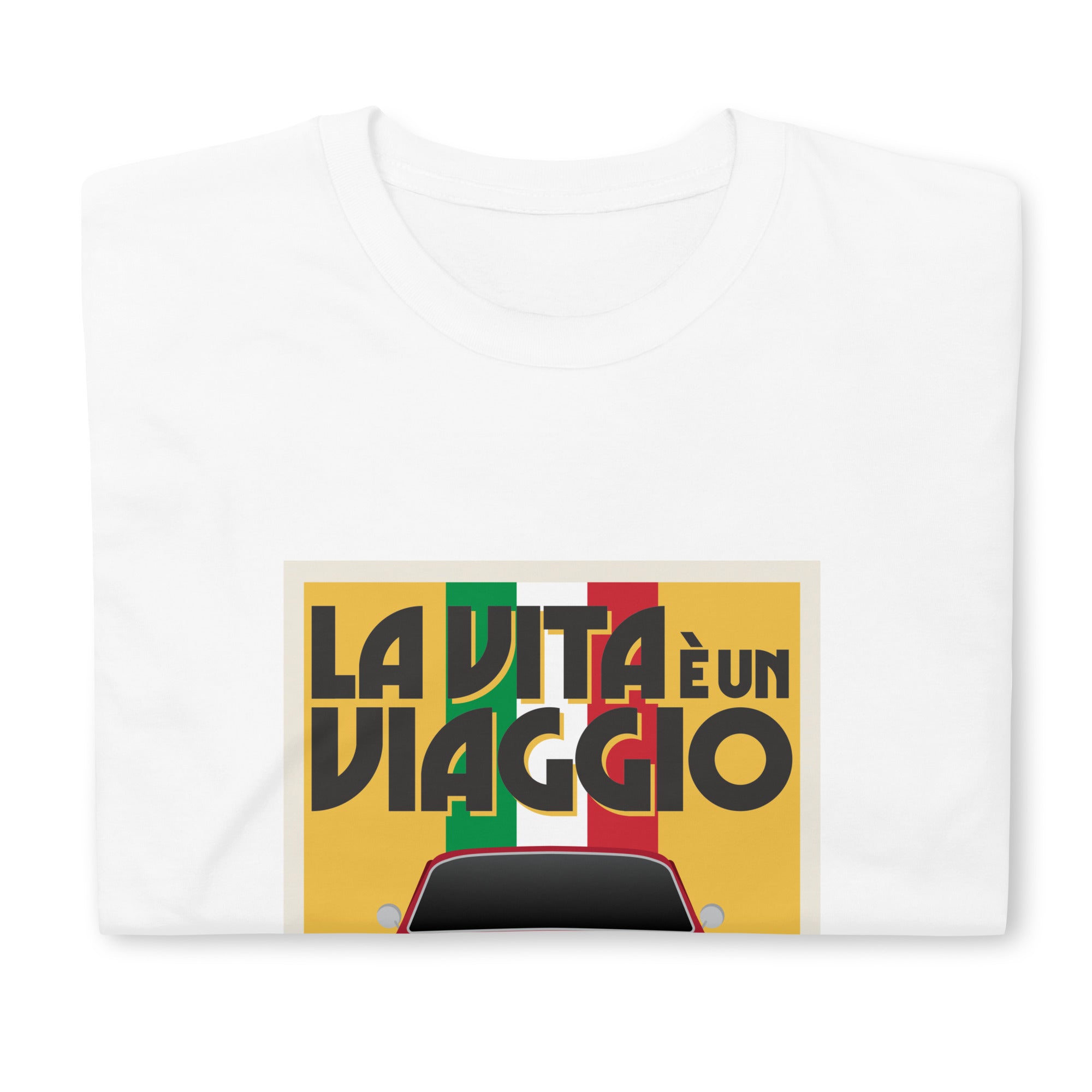 T-shirt blanc plié avec au milieu une illustration type affiche "La Vita à un Viaggio" reprensentant une Alfa Romeo Giulia GT sur fond jaune de face roulant sur un drapeau italien qui par du fond pour se fondre sous la voiture