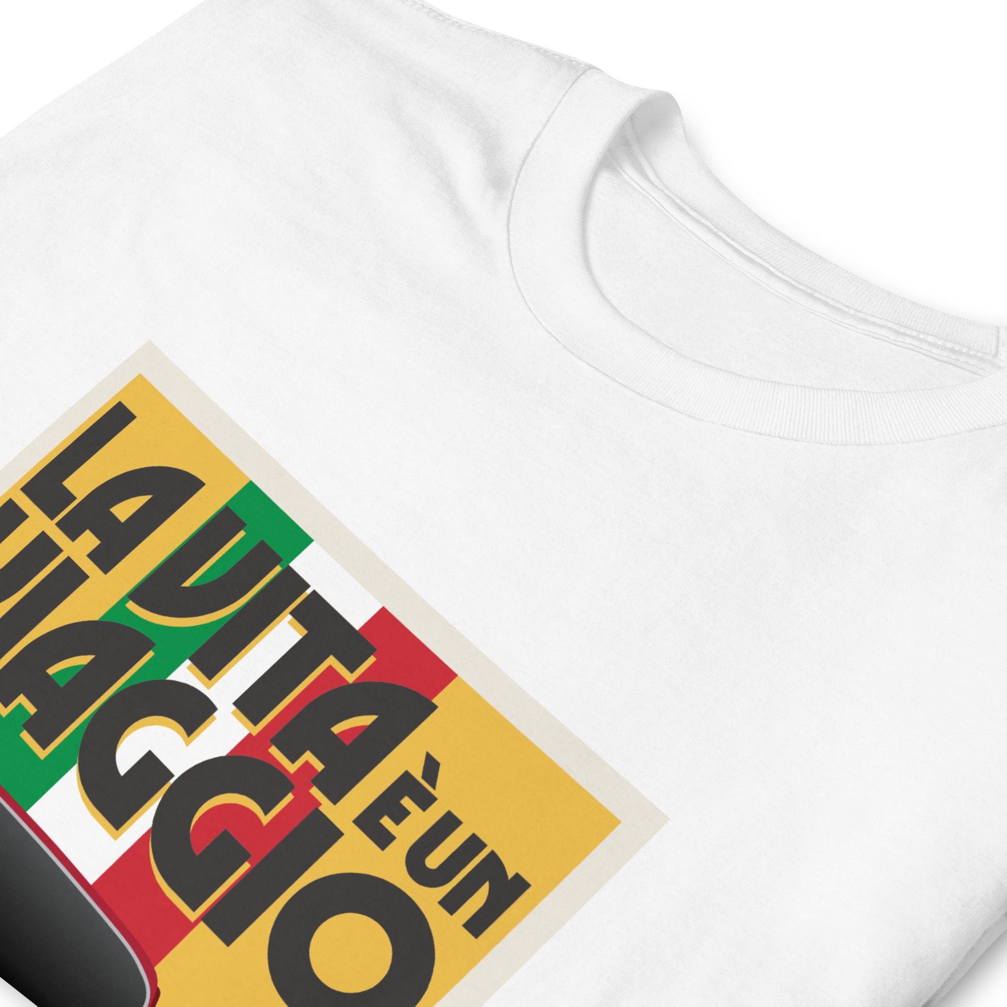 T-shirt blanc avec au milieu une illustration type affiche "La Vita à un Viaggio" reprensentant une Alfa Romeo Giulia GT sur fond jaune de face roulant sur un drapeau italien qui par du fond pour se fondre sous la voiture, zoom sur le motif