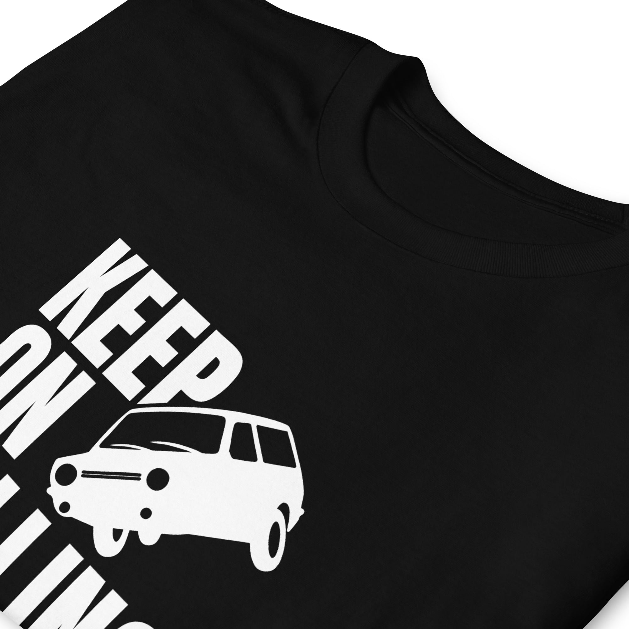 T-shirt noir avec le motif "Keep on rolling" représentant une Reliant Robin qui slide, à la Top Gear, zoom sur le motif