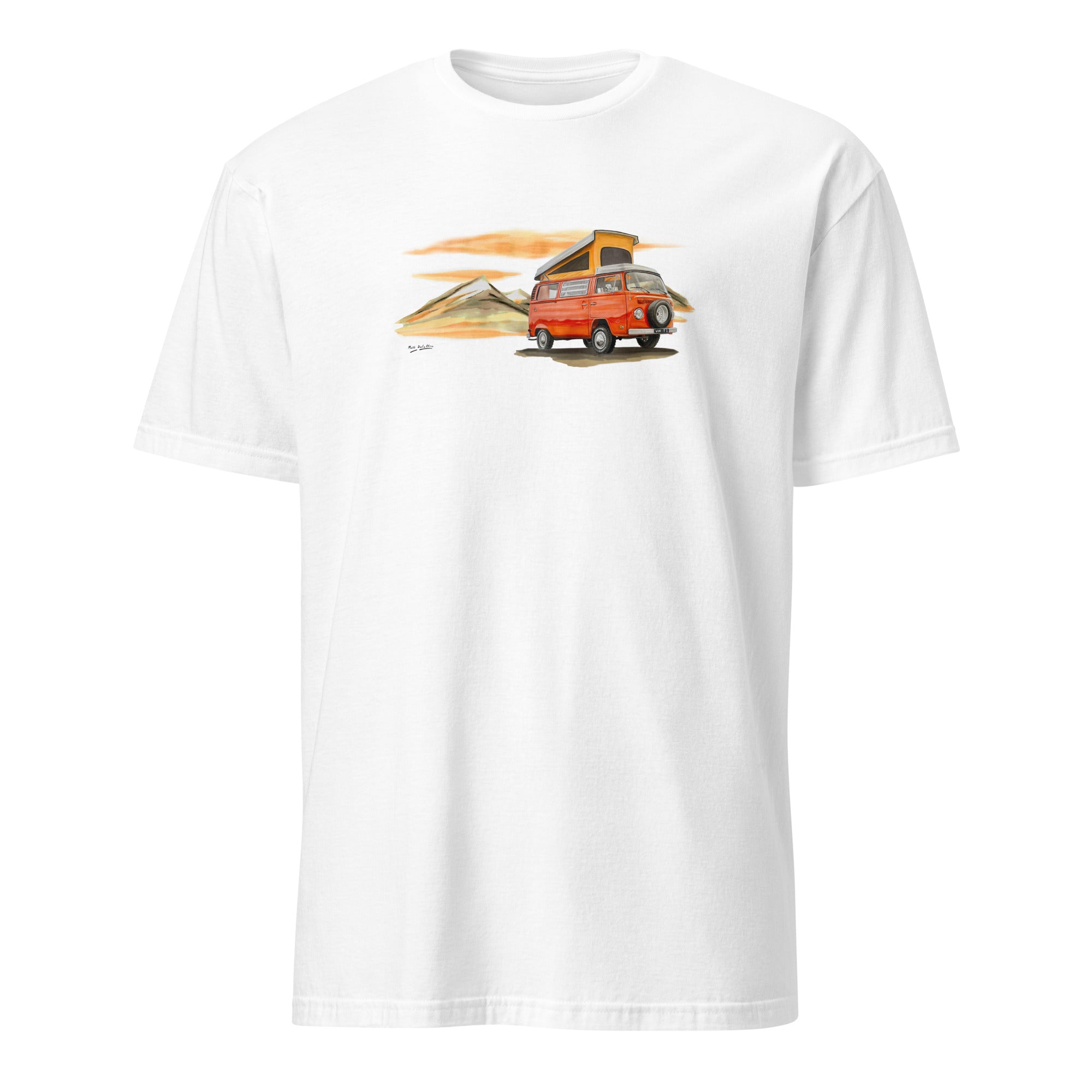 T-shirt blanc avec un Volkswagen Combi T2 dessiné au milieu, mockup du t-shirt complet avec le motif en haut et centré sur l'horizon