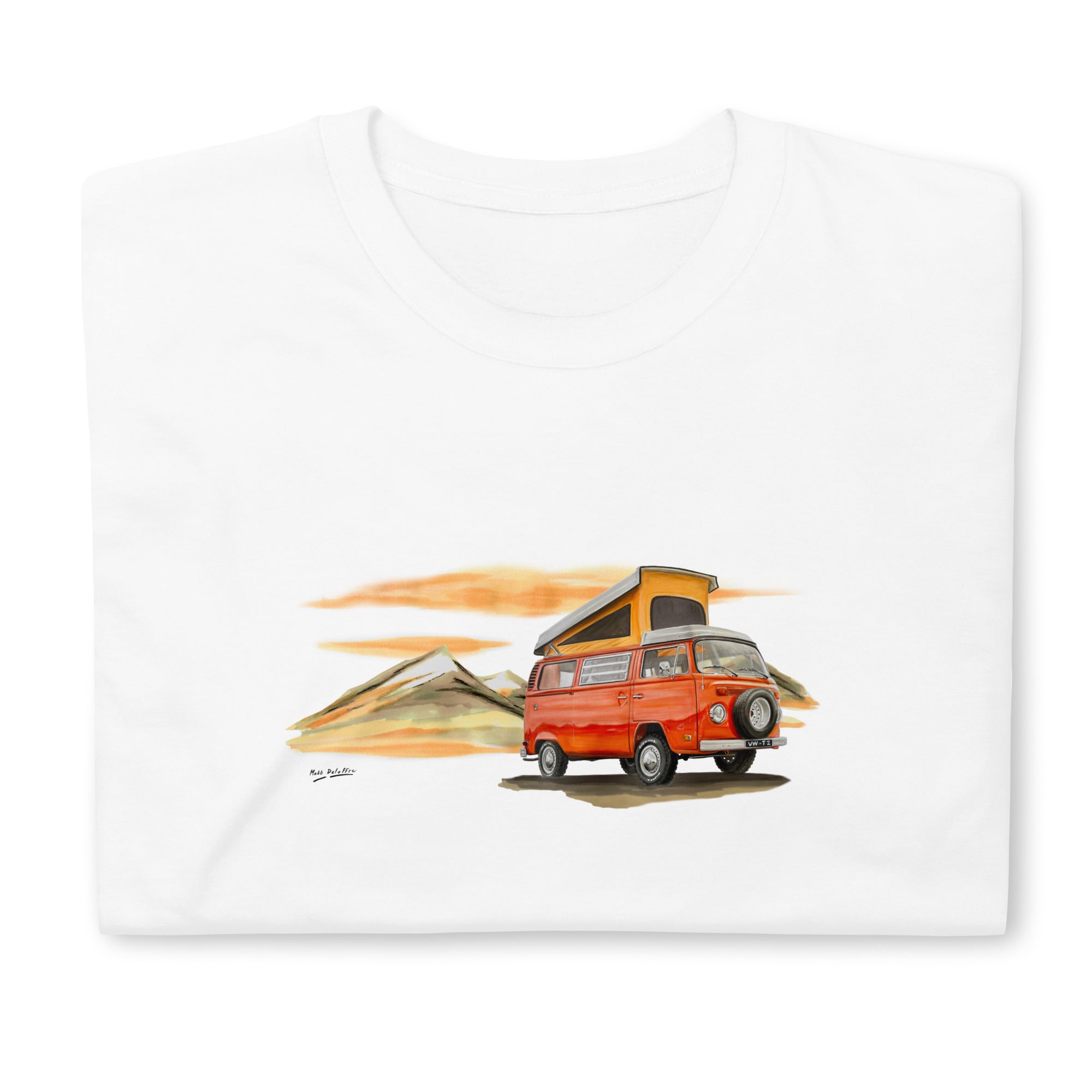 T-shirt blanc avec un Volkswagen Combi T2 dessiné au milieu, plié avec le motif visible au centre