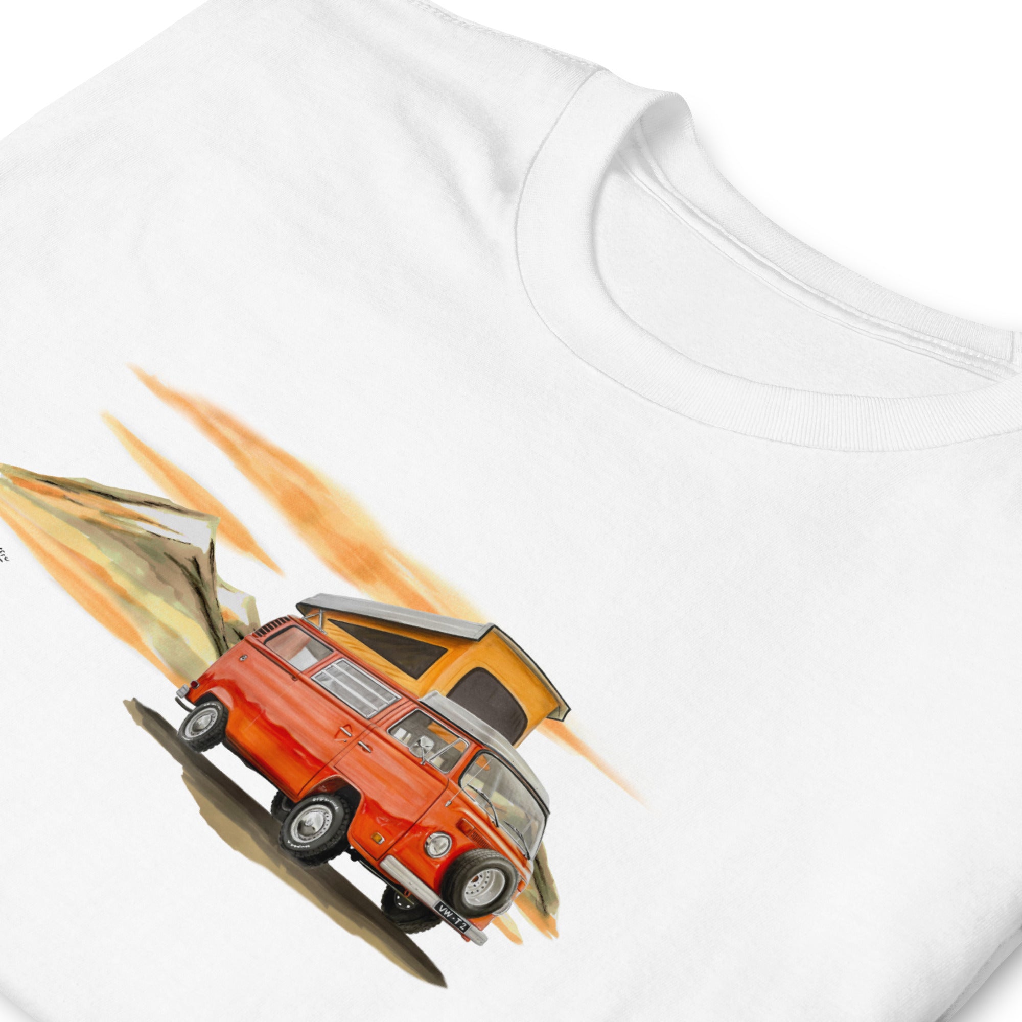 T-shirt blanc avec un Volkswagen Combi T2 dessiné au milieu, plié avec un zoom sur le motif