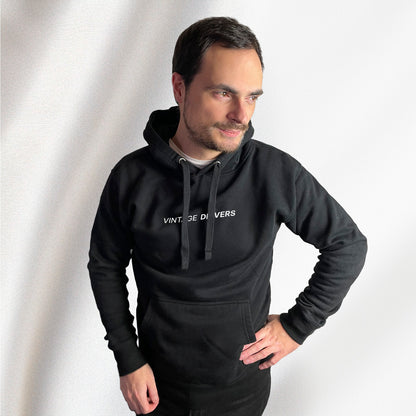 Sweat à capuche avec le logo VINTAGE DRIVERS complet au niveau de la poitrine, porté par Corentin Gouloumy