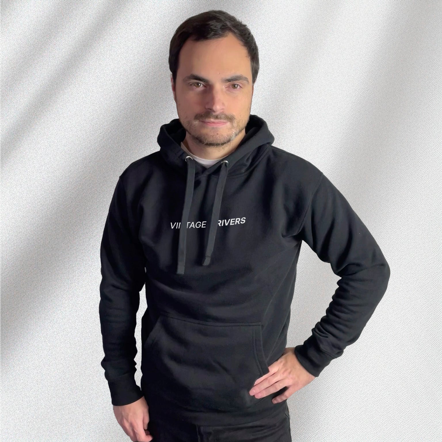 Sweat à capuche avec le logo VINTAGE DRIVERS complet au niveau de la poitrine, porté par Corentin Gouloumy