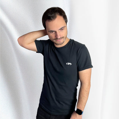 T-shirt noir avec le logo brodé poitrine Vintage Drivers "VD", porté par Corentin Gouloumy