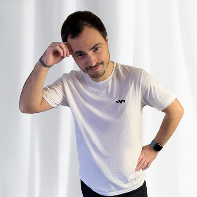 T-shirt blanc avec le logo brodé poitrine Vintage Drivers "VD", porté par Corentin Gouloumy