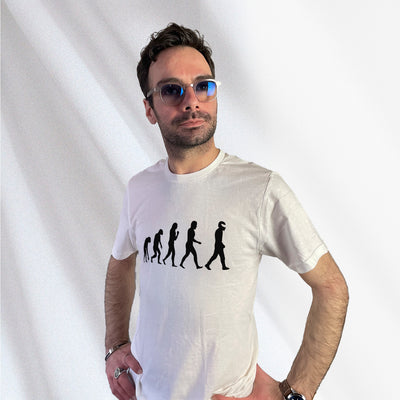 T-shirt blanc avec le design du STIG Évolution, personnage célèbre de Top Gear